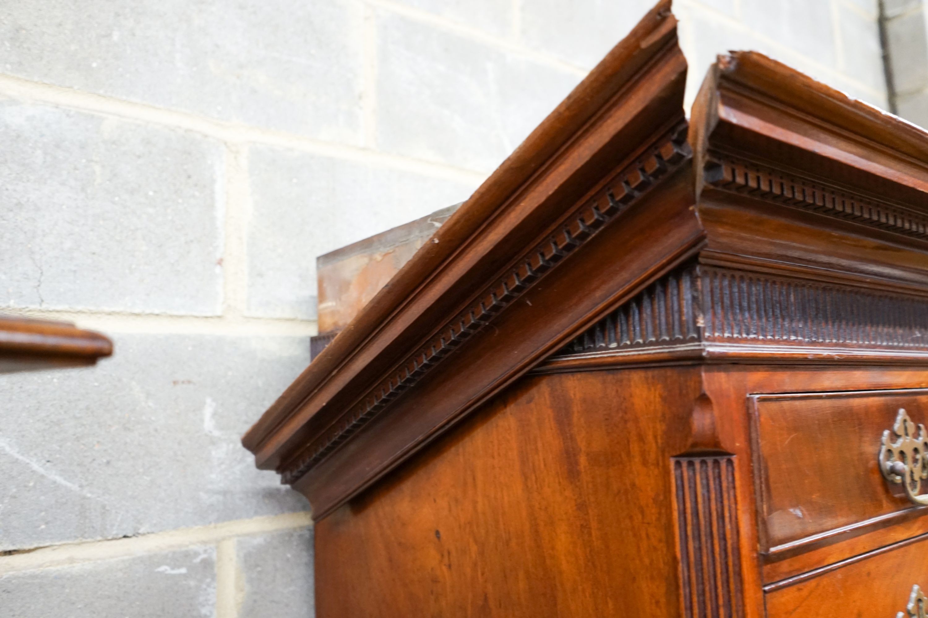 A George III mahogany chest on chest, width 124cm, depth 61cm, height 191cm